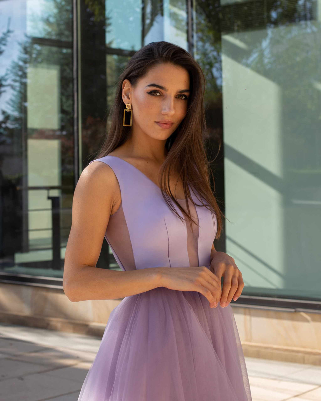 Rochie de ocazie mov midi cu decolteu transparent și șiret reglabil la spate.