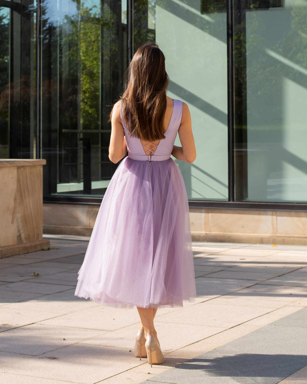 Rochie de ocazie mov deschis midi cu decolteu, șiret reglabil la spate și fustă din tull.