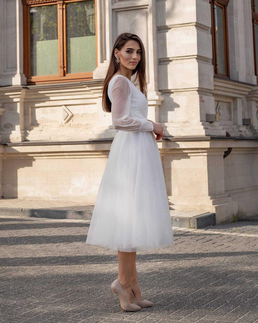 Rochie de mireasa pentru cununie sau înscriere civilă, din satin și tull, cu decolteu în V și mâneci evazate.