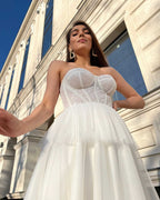 Rochie alba midi cu corset din dantelă.