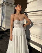 Rochie alba elegantă midi cu corset din dantelă și șiret reglabil, lungime 90 cm.