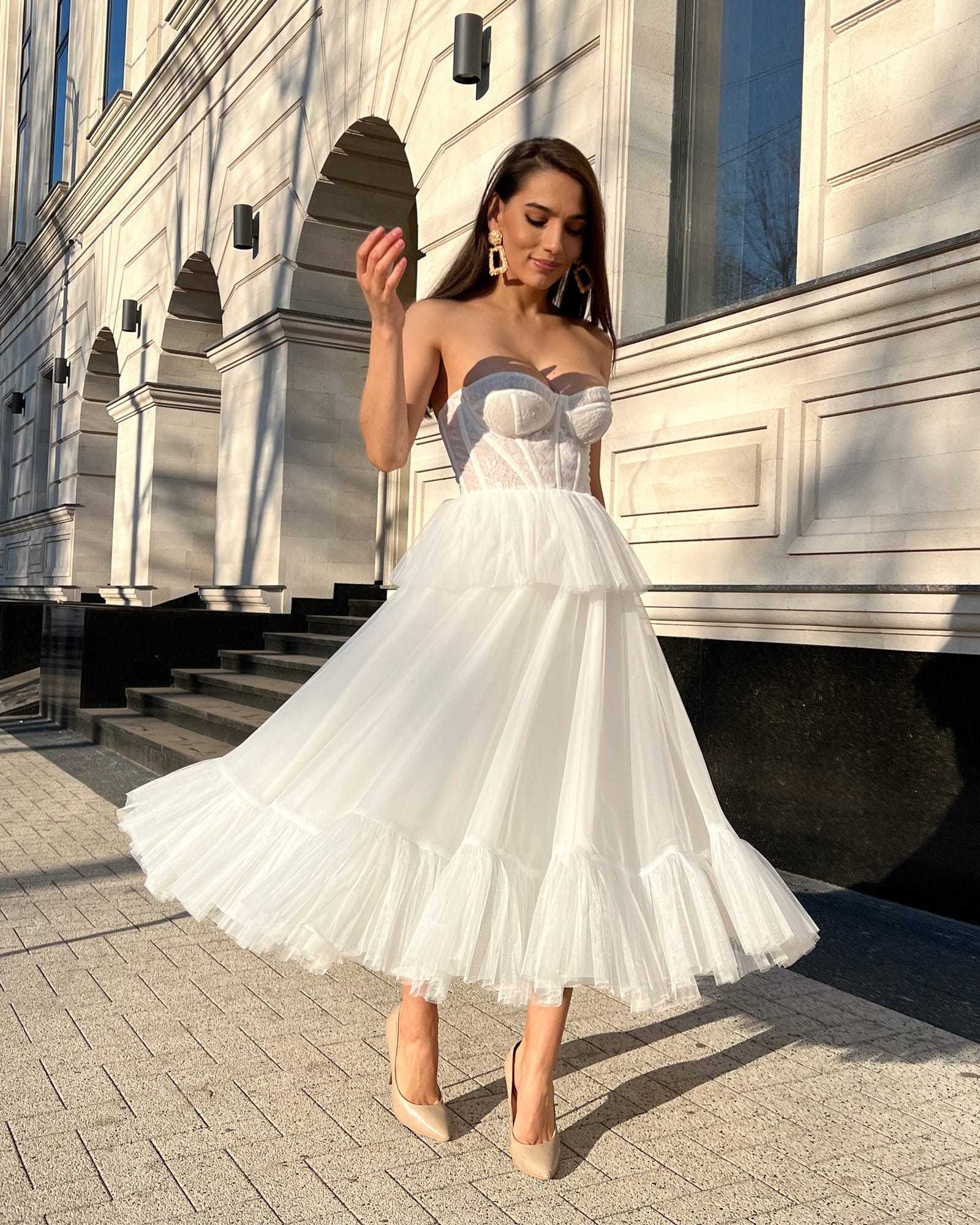 Rochie alba elegantă midi cu corset din dantelă și șiret reglabil, potrivită pentru ocazii speciale.