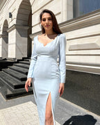 Rochie eleganta albastră cu mâneci lungi, slit pe piciorul stâng, ideală pentru evenimente formale.