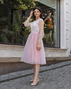 Rochie eleganta cununie civilă midi cu corset, satin regal și top dantelă, fustă tul și mâneci elegante.