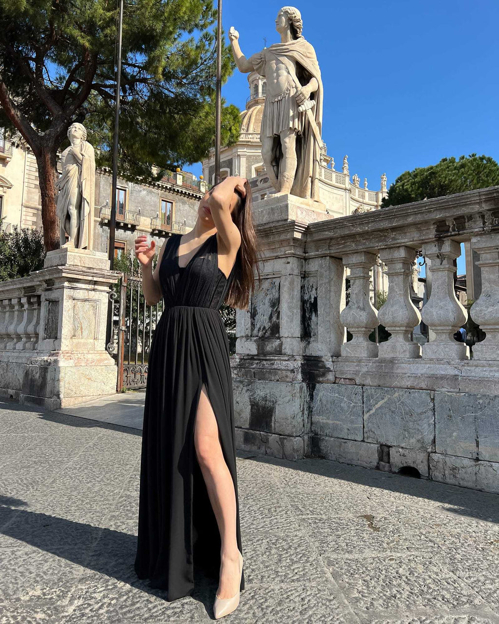 Rochie nunta eleganta neagră cu corset din dantelă și slit senzual în decor arhitectural.