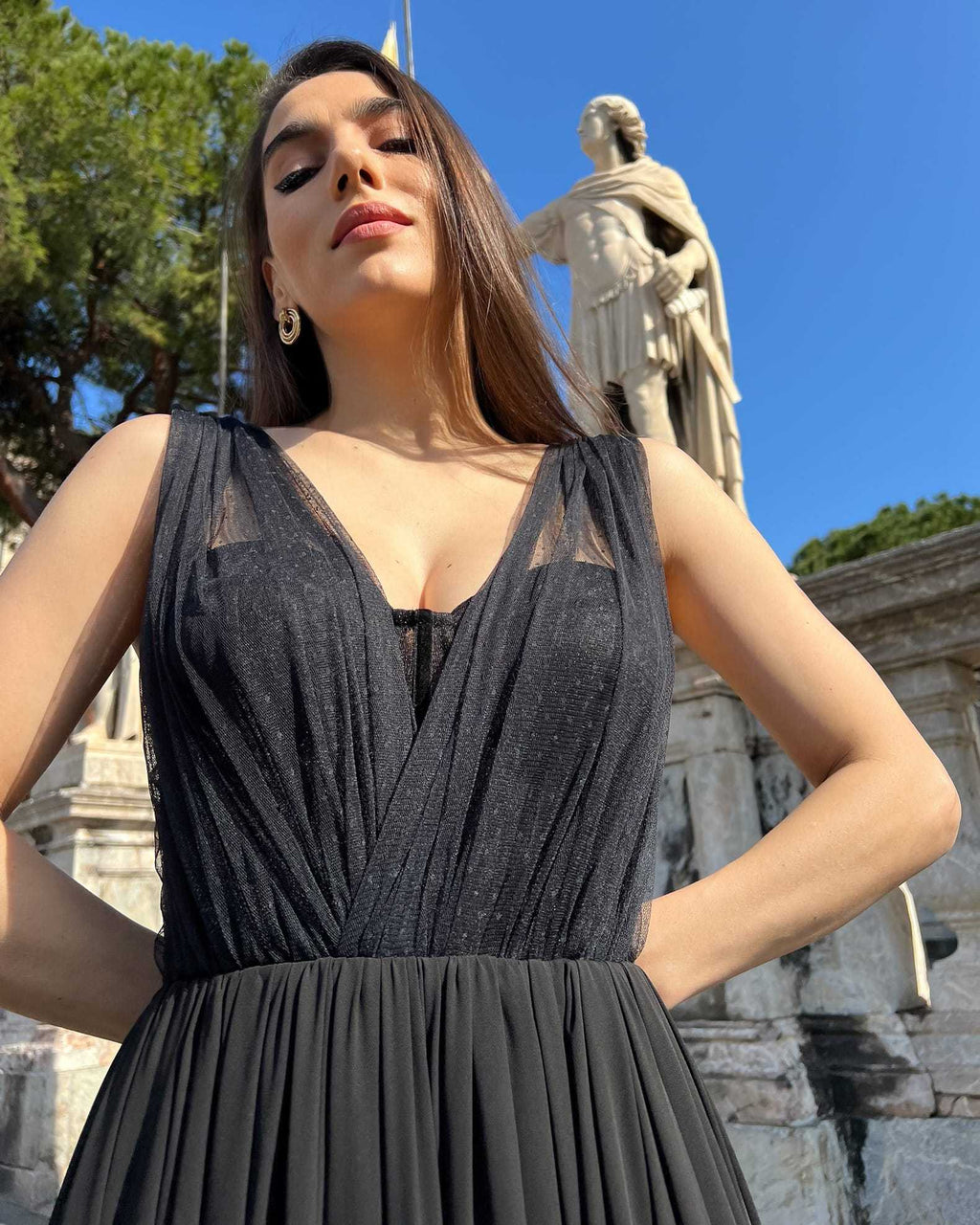 Rochie nunta de ocazie neagră cu corset din dantelă și slit lateral, perfectă pentru evenimente formale.