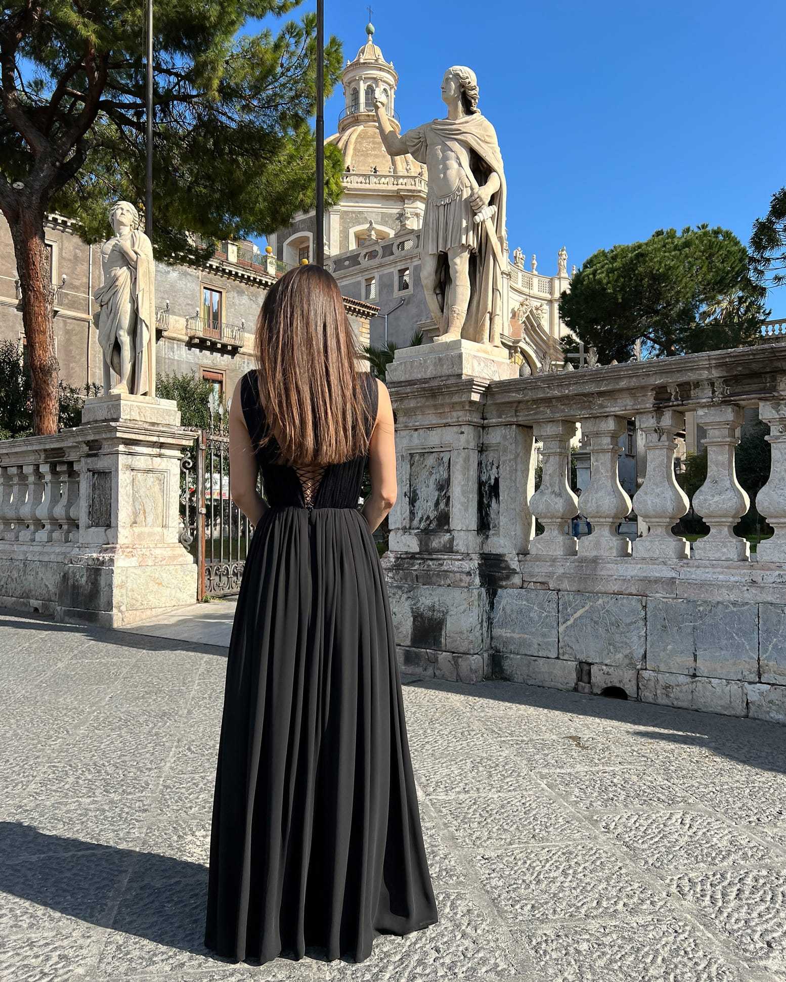 Rochie nunta neagră cu corset din dantelă și slit senzual.