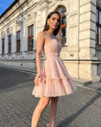 Rochie eleganta de ocazie roz deschis, scurtă cu corset și șiret reglabil, fustă evazată, și bandă de catifea la talie.