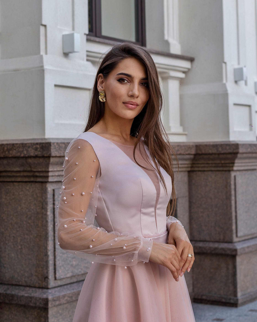 Rochie eleganta de ocazie scurta cu maneci perlate, design rafinat A-line, satin si tull, perfecte pentru evenimente speciale.