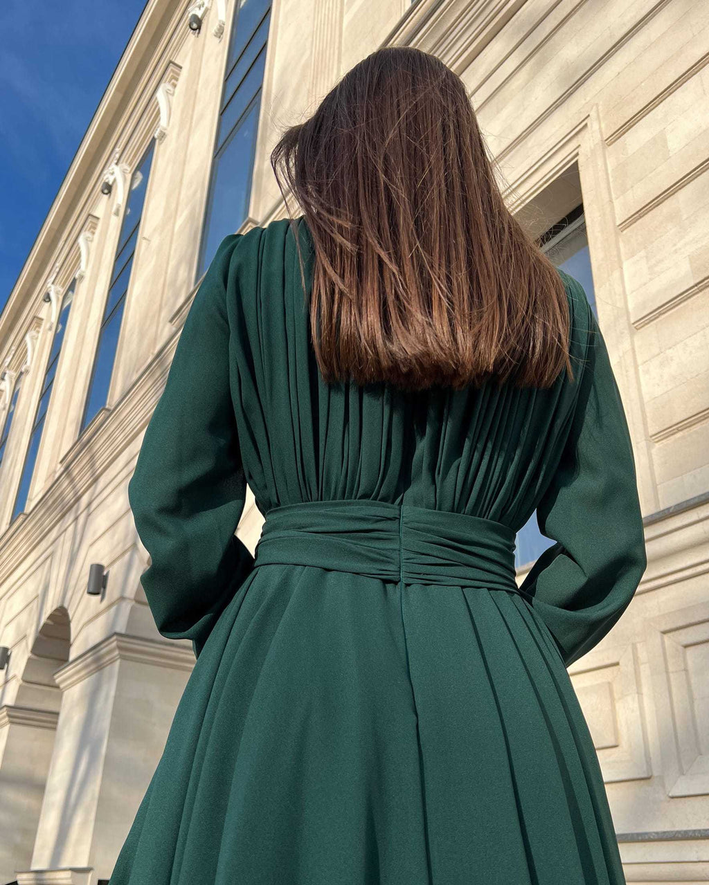 Rochie elegantă de seară verde din voal cu pliuri și mâneci lungi.