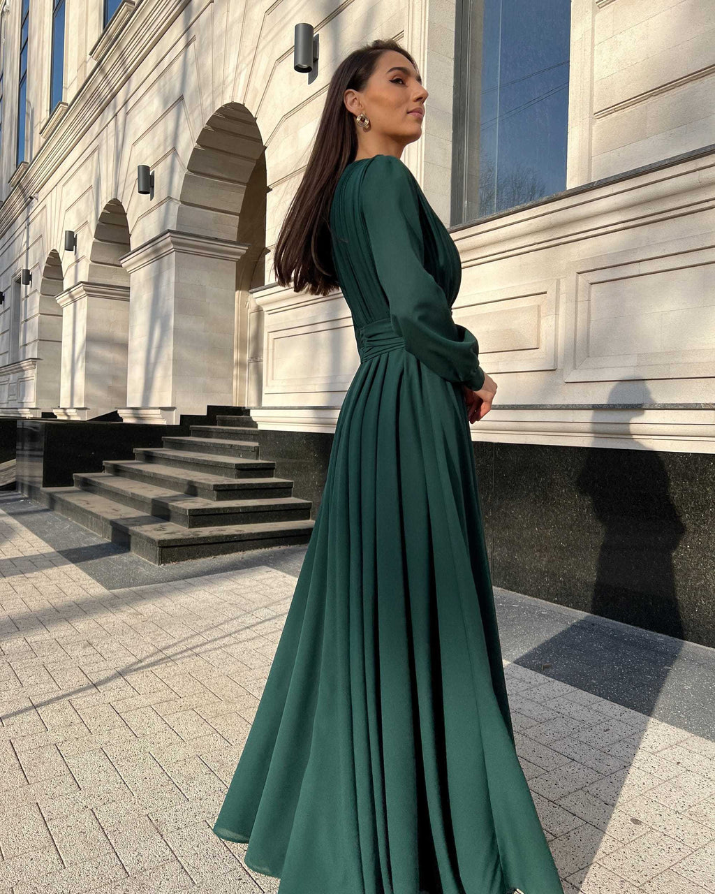 Rochie elegantă de seară lungă din voal verde cu decolteu în V și mâneci lungi, potrivită pentru evenimente speciale.
