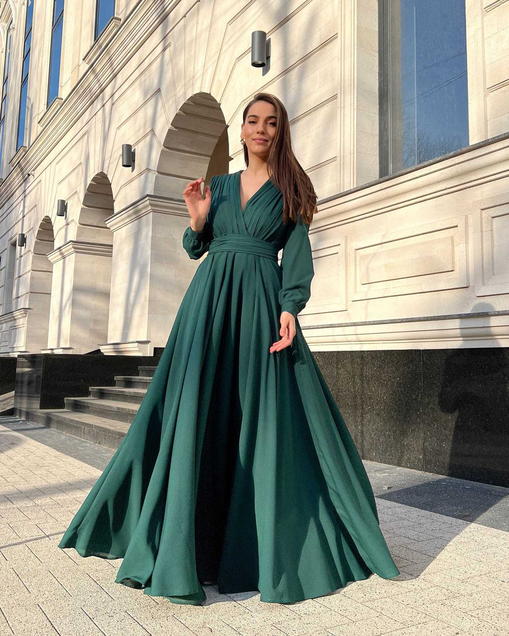 Rochie elegantă de seară lungă din voal verde, cu decolteu în V și mâneci lungi, pentru ocazii formale.