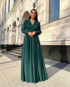 Rochie elegantă de seară lungă din voal verde, cu decolteu în V și mâneci lungi, ideală pentru ocazii speciale.