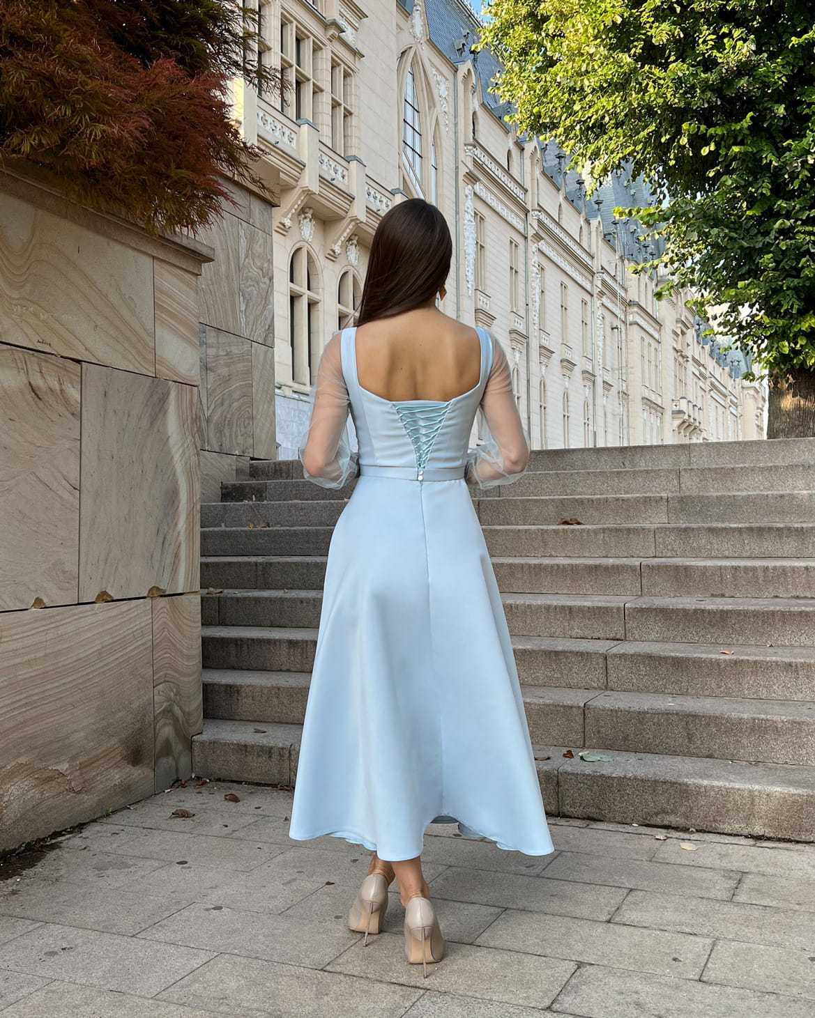 Rochie de ocazie de seară maxi bleu cu mâneci lungi, șiret reglabil la spate, și fustă evazată din satin regal.