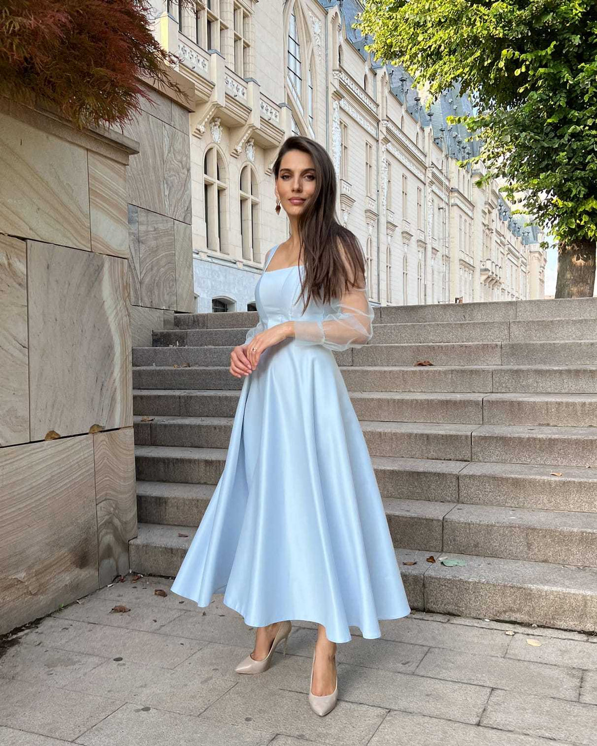 Rochie de ocazie de seară bleu maxi cu maneci lungi, snur reglabil la spate și fustă evazată din satin regal.