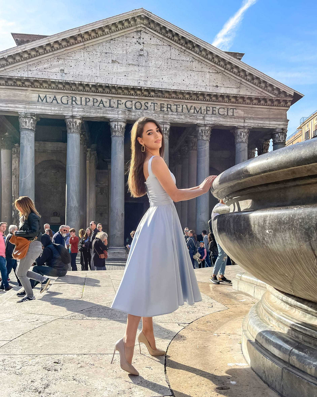 Rochie eleganta midi bleu cu șliț și decolteu, stil A-line, din satin regal, fără mâneci.