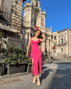 Rochie eleganta roz decoltată cu slit dublu în oraș.