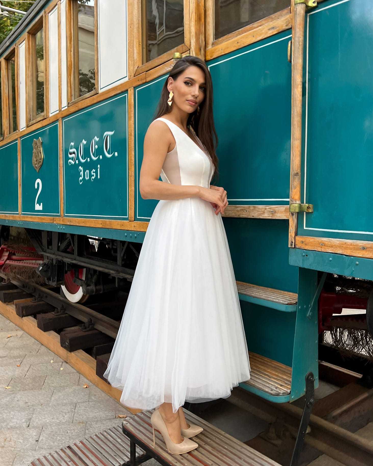 Rochie midi eleganta pentru cununie civilă, din tul cu decolteu V și șiret ajustabil.