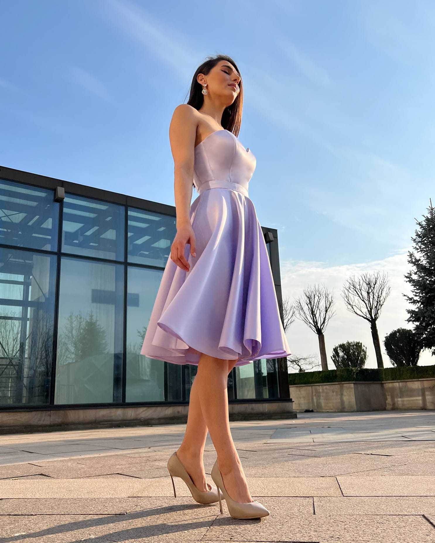 Rochie cu corset midi mov de ocazie, fustă evazată și centură satinată.