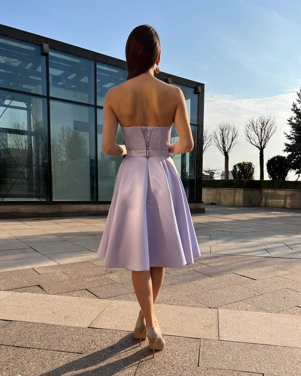 Rochie cu corset, vedere din spate, fustă evazată și siret reglabil.