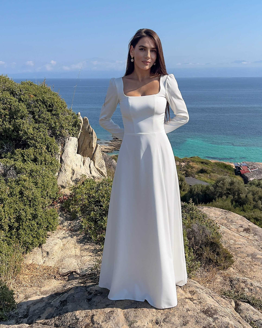 Rochie de mireasă minimalistă cu mâneci lungi, decolteu pătrat și slit – VIVIENNE