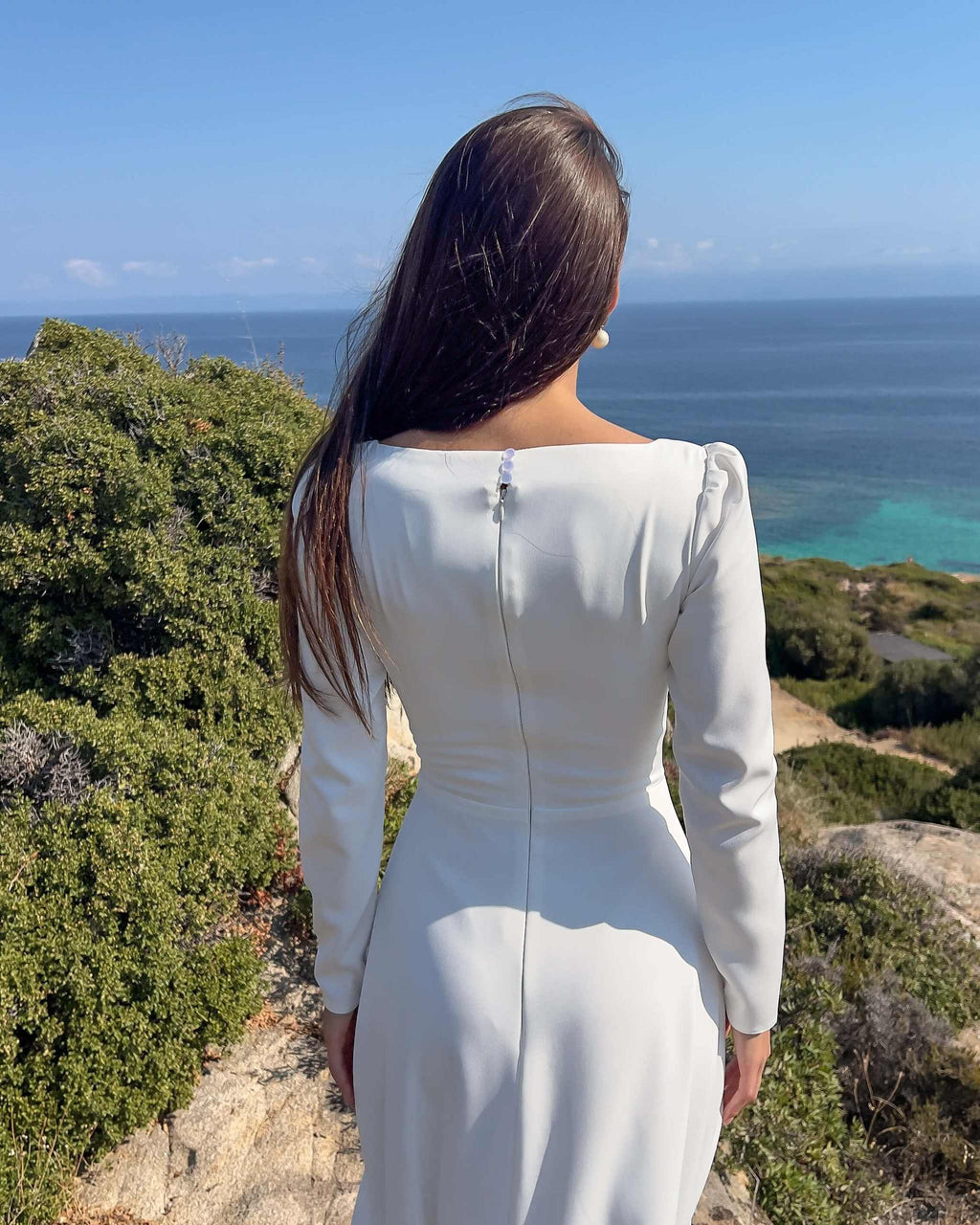 Rochie de mireasă minimalistă cu mâneci lungi, decolteu pătrat și slit – VIVIENNE