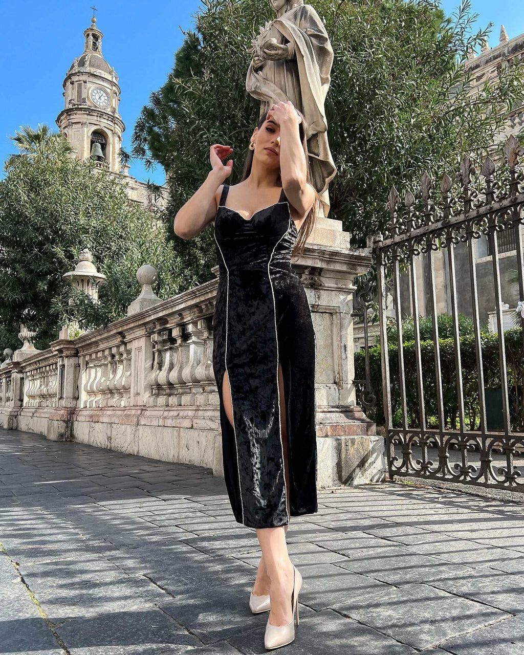 Rochie neagra din catifea cu bande decorative din pietre, decolteu și slit dublu.