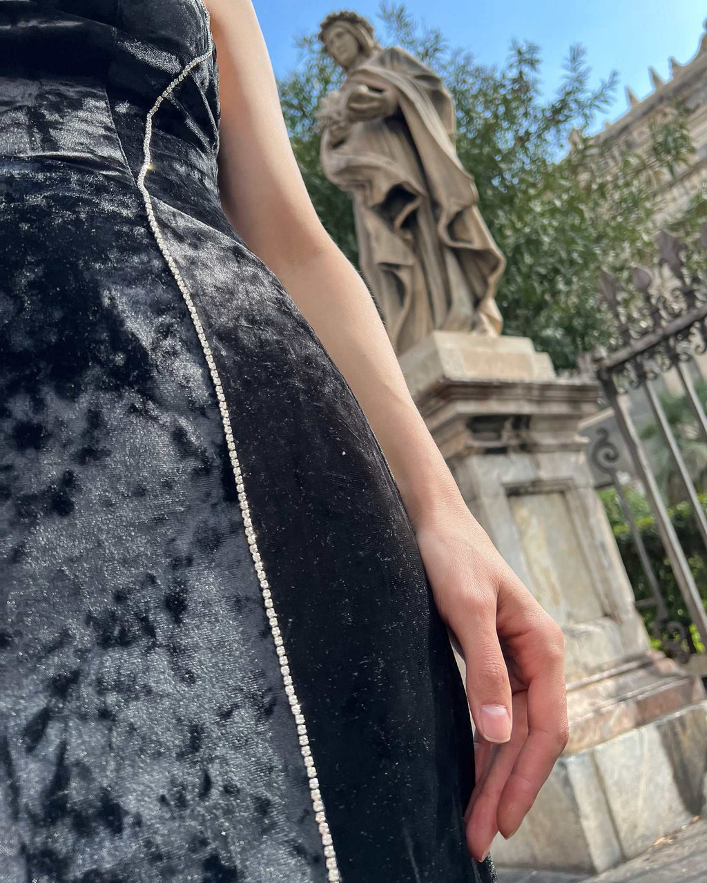 Rochie neagra din catifea cu bandă decorativă din pietre și decolteu.