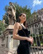 Rochie neagra elegantă din catifea cu bandă decorativă din pietre, decolteu, și slit dublu.