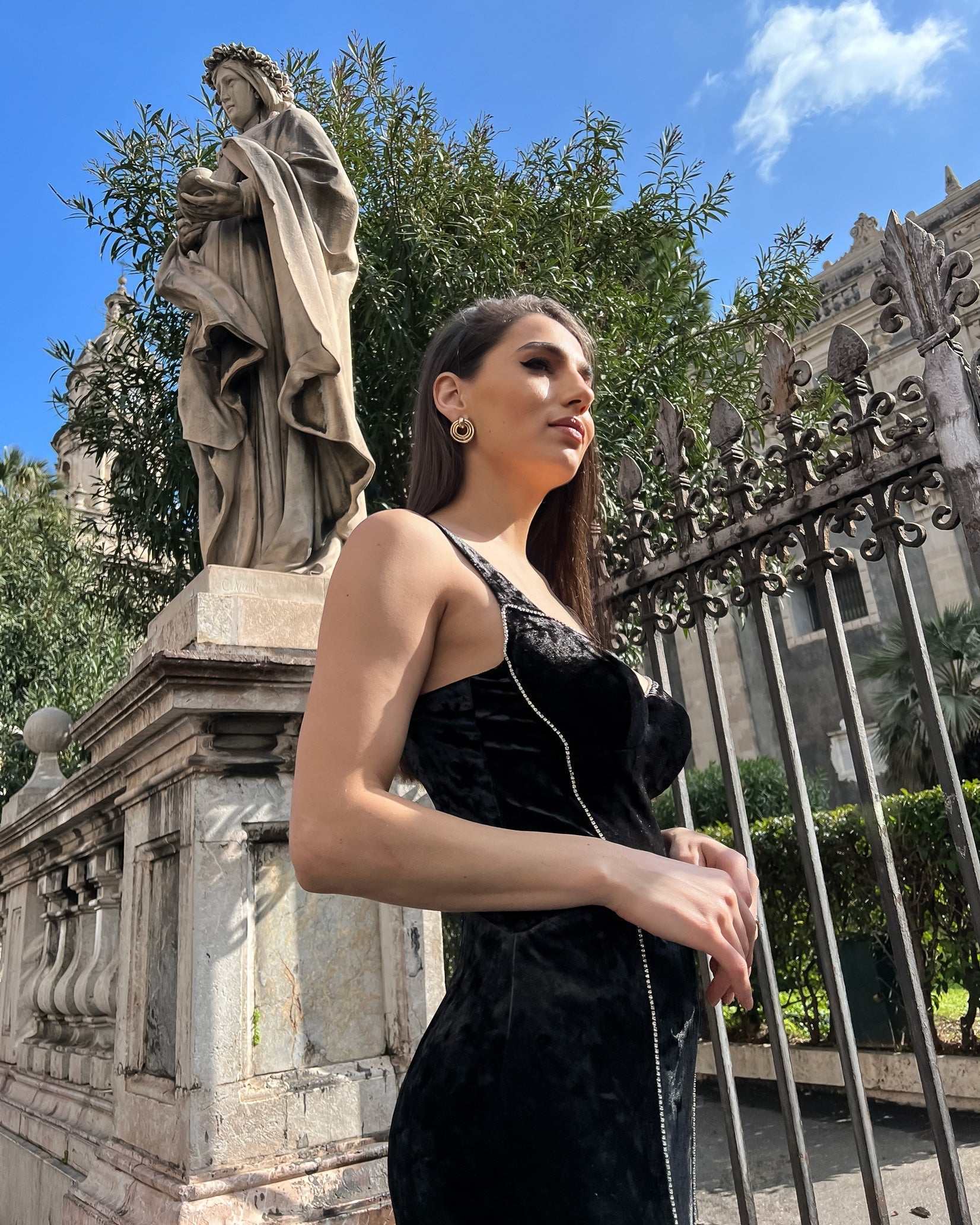 Rochie neagra elegantă din catifea cu bandă decorativă din pietre, decolteu, și slit dublu.