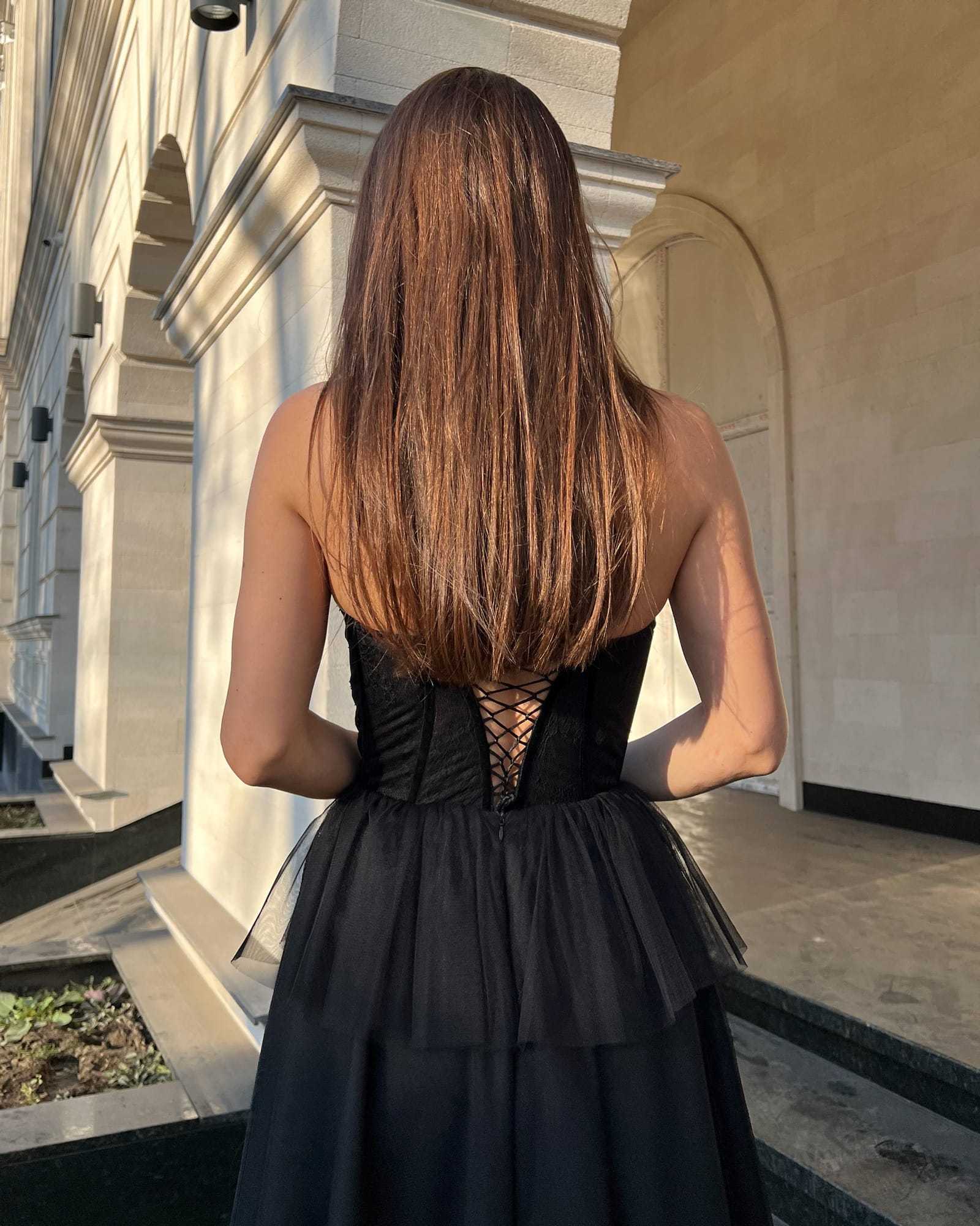 Rochie eleganta petrecere cu corset din dantelă, stil modern și sofisticat.