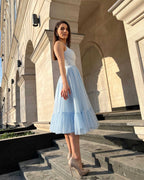 Rochie eleganta petrecere albastră midi evazată elegantă din satin regal fără mâneci.