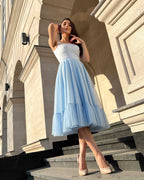 Rochie eleganta de petrecere midi albastră evazată din satin regal cu decolteu elegant.